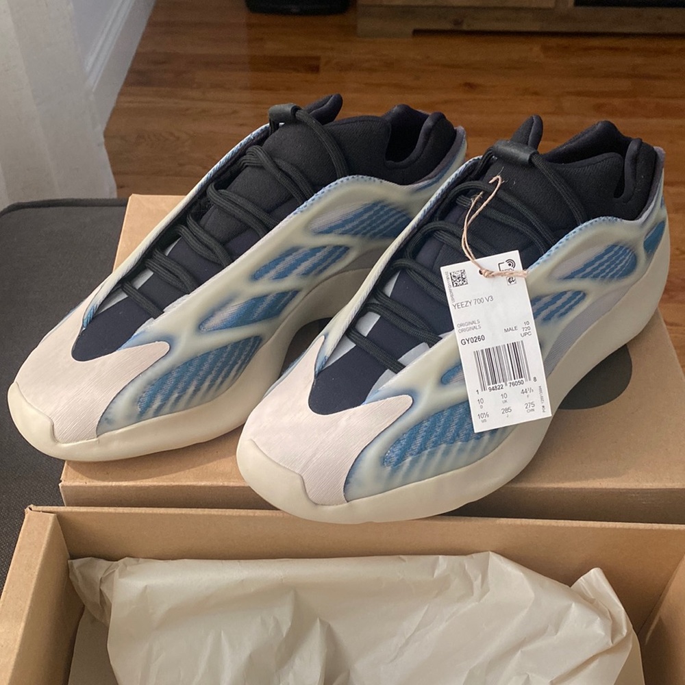 Yeezy 700 v3